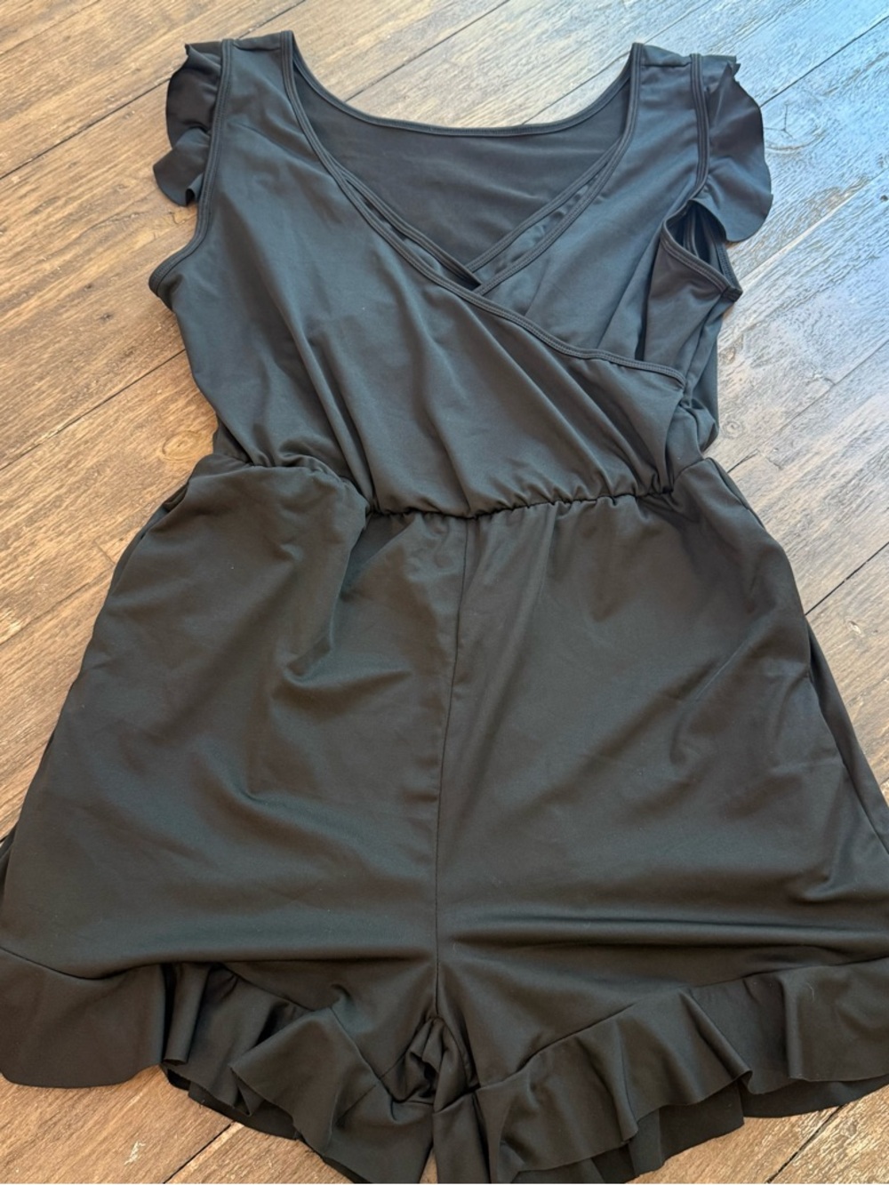 Black Swim Romper One Piece Ruffle Hem Built-In‎ Bra & Shorts Pockets Size Small